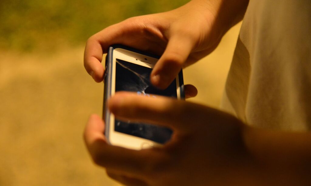 jovem no celular