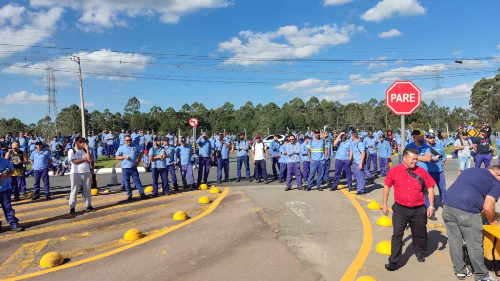 Metalúrgicos da Renault em São José dos Pinhais entram em greve