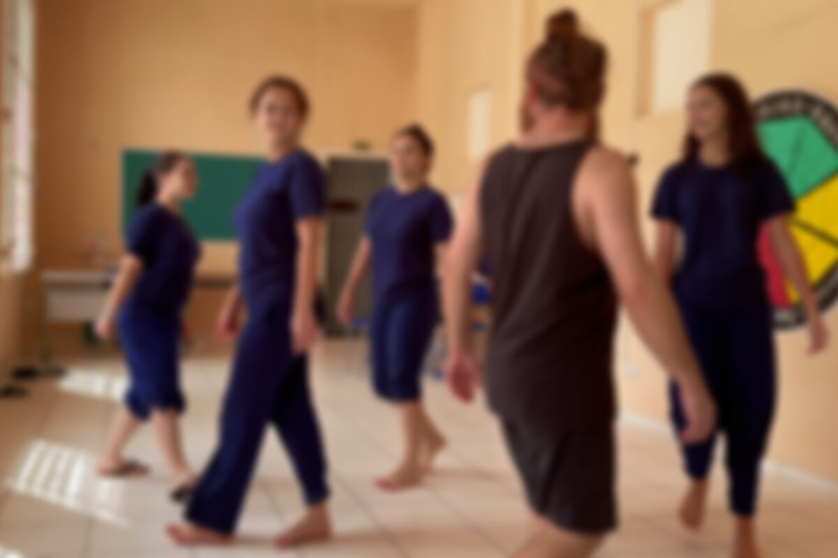 Cena Jovem: Kenni Rogers em oficina teatral com adolescentes em Cense de Curitiba. (Foto de: Salve Samuca/Divulgação.)