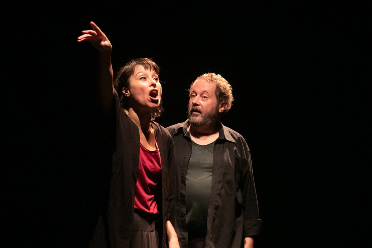 Artistas Stella Mariss e Mauro Zanatta em cena de "Cidades Mortas". (Foto de: Susan Sena/Festival de Curitiba)