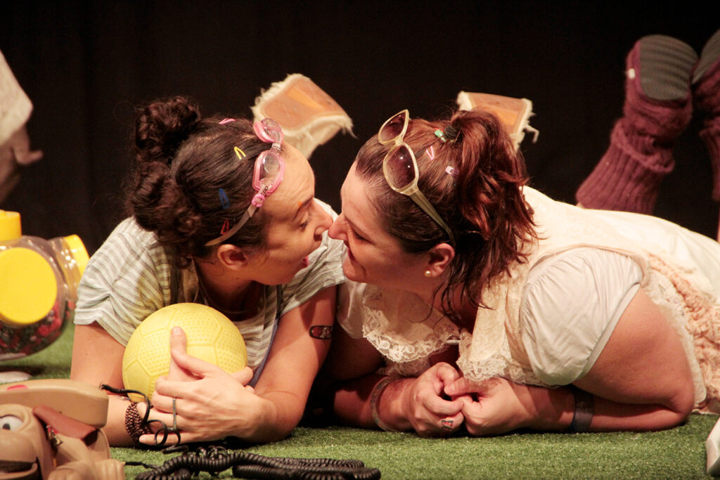 CiaSenhas: Anne Celli e Greice Barros em cena do espetáculo "Delicadas Embalagens". (Foto de: Elenize Dezgeniski/Divulgacão)