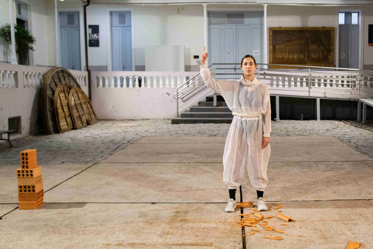 Espetáculo Dentre, dos catarinenses Karma Coletivo, será apresentado no festival de dança Sesc Comove, em Curitiba. (Foto de: Divulgação)