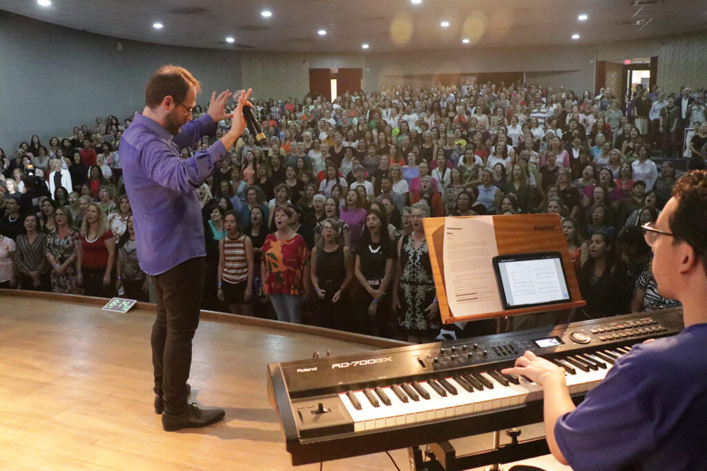 Coral - Maestro Gabriel Machado em edição anterior de "Curitiba, vem cantar!". (Foto de: Cellio Andrade/ Divulgação.)