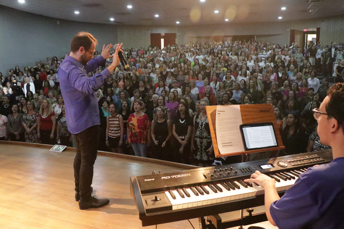 Coral - Maestro Gabriel Machado em edição anterior de "Curitiba, vem cantar!". (Foto de: Cellio Andrade/ Divulgação.)