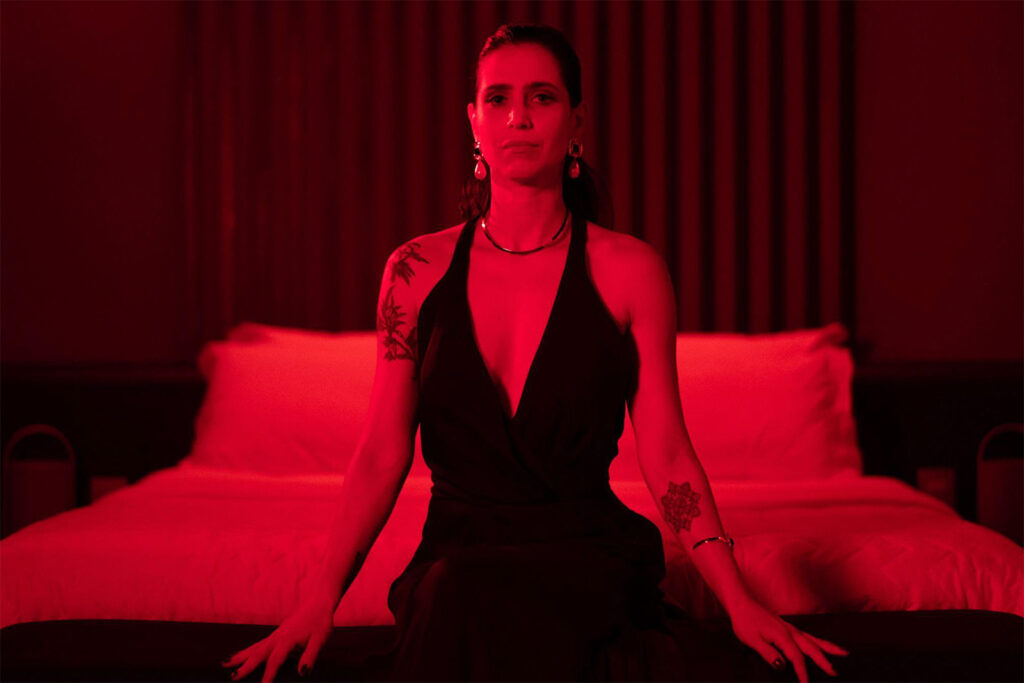 Mel Lisboa é Ingrid em "Foram Os Sussurros Que Me Mataram", de Arthur Tuoto. Crédito: Giovanna Heroso