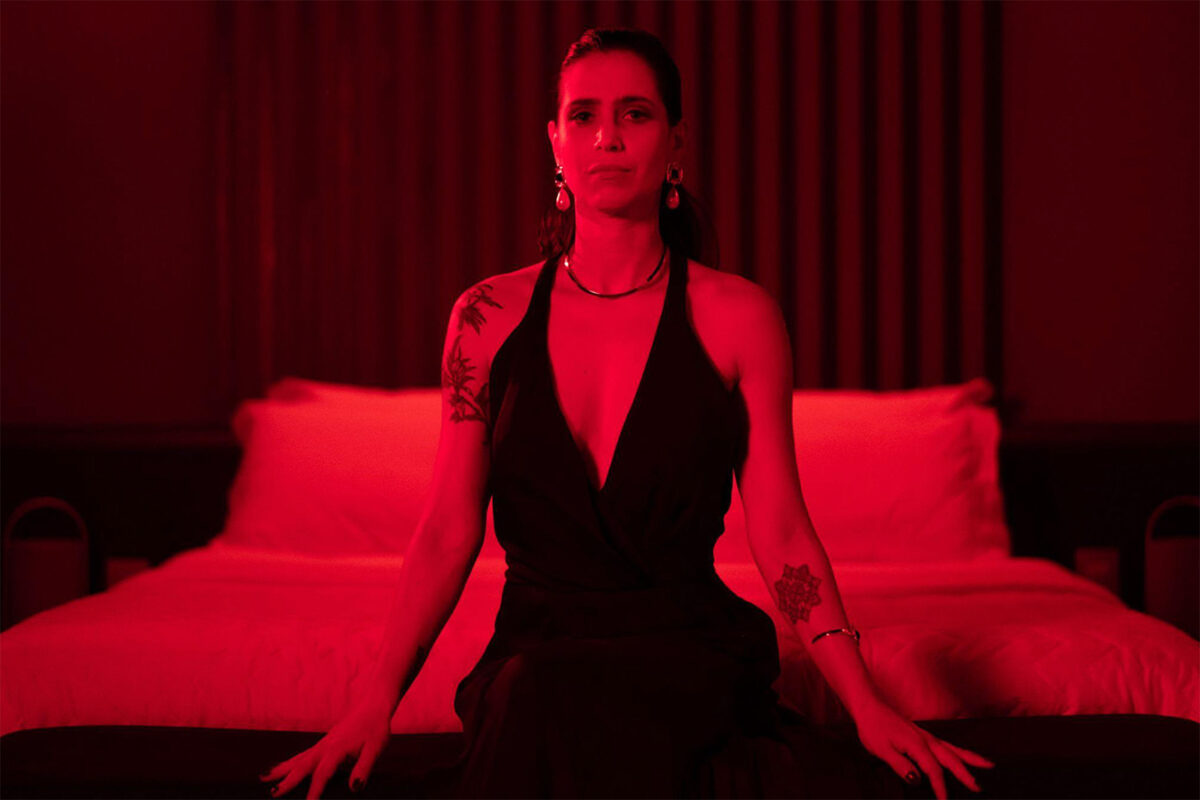 Mel Lisboa é Ingrid em "Foram Os Sussurros Que Me Mataram", de Arthur Tuoto. Crédito: Giovanna Heroso