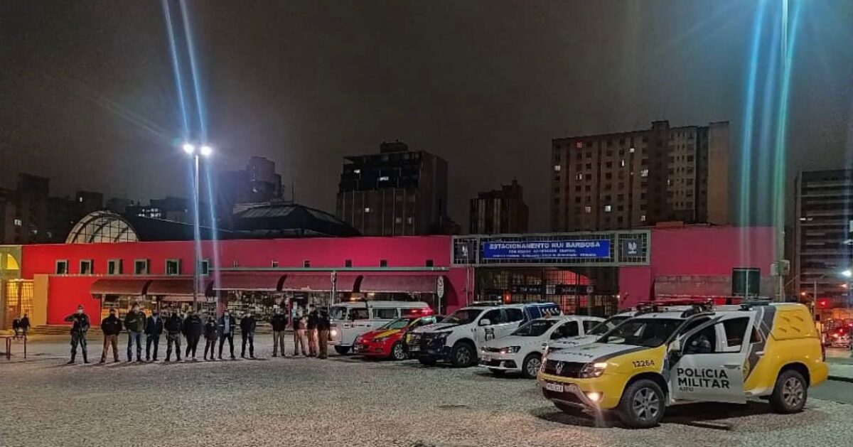 viaturas e policiais em praça de Curitiba