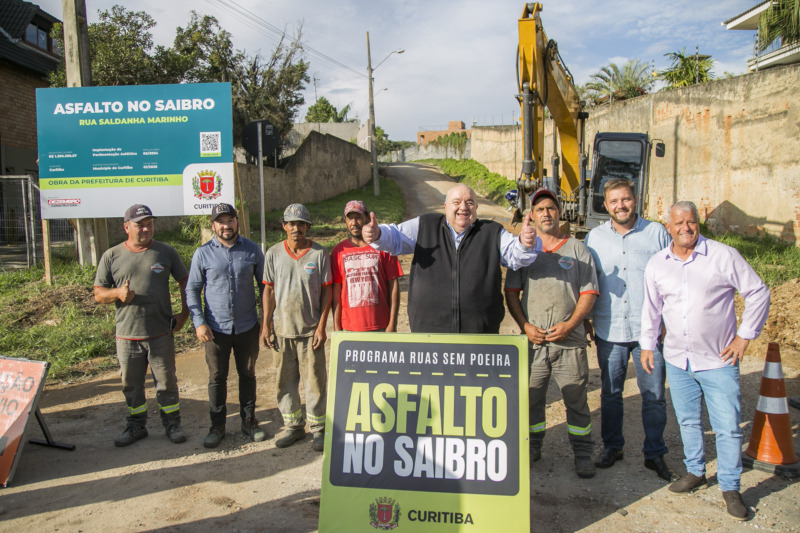 pessoas brancas olhando para a foto
