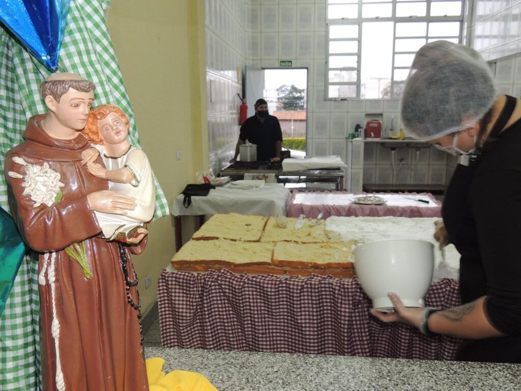 mulher branca cozinhando
