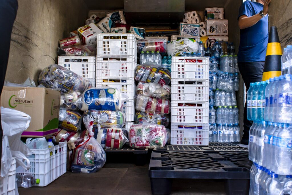 São aceitas doações de água e alimentos para os desabrigados do Rio Grande do Sul I Foto: Levy Ferreira/SMCS