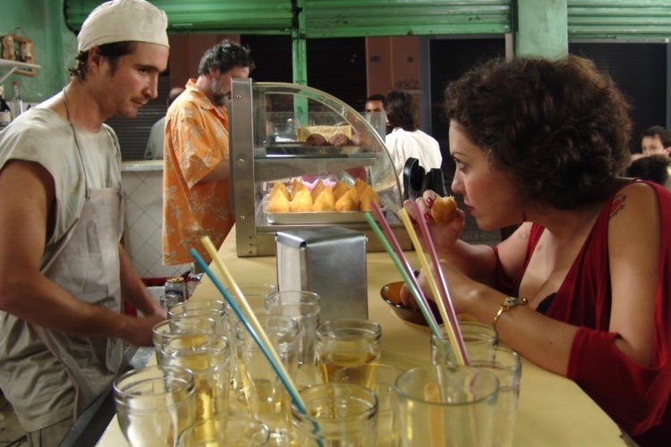 O ator João Miguel e a atriz Fabíula Nascimento, dividem a cena no longa-metragem. I Foto: Divulgação