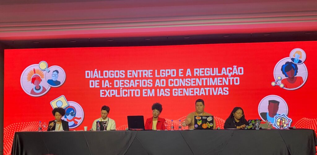pessoas sentadas à mesa