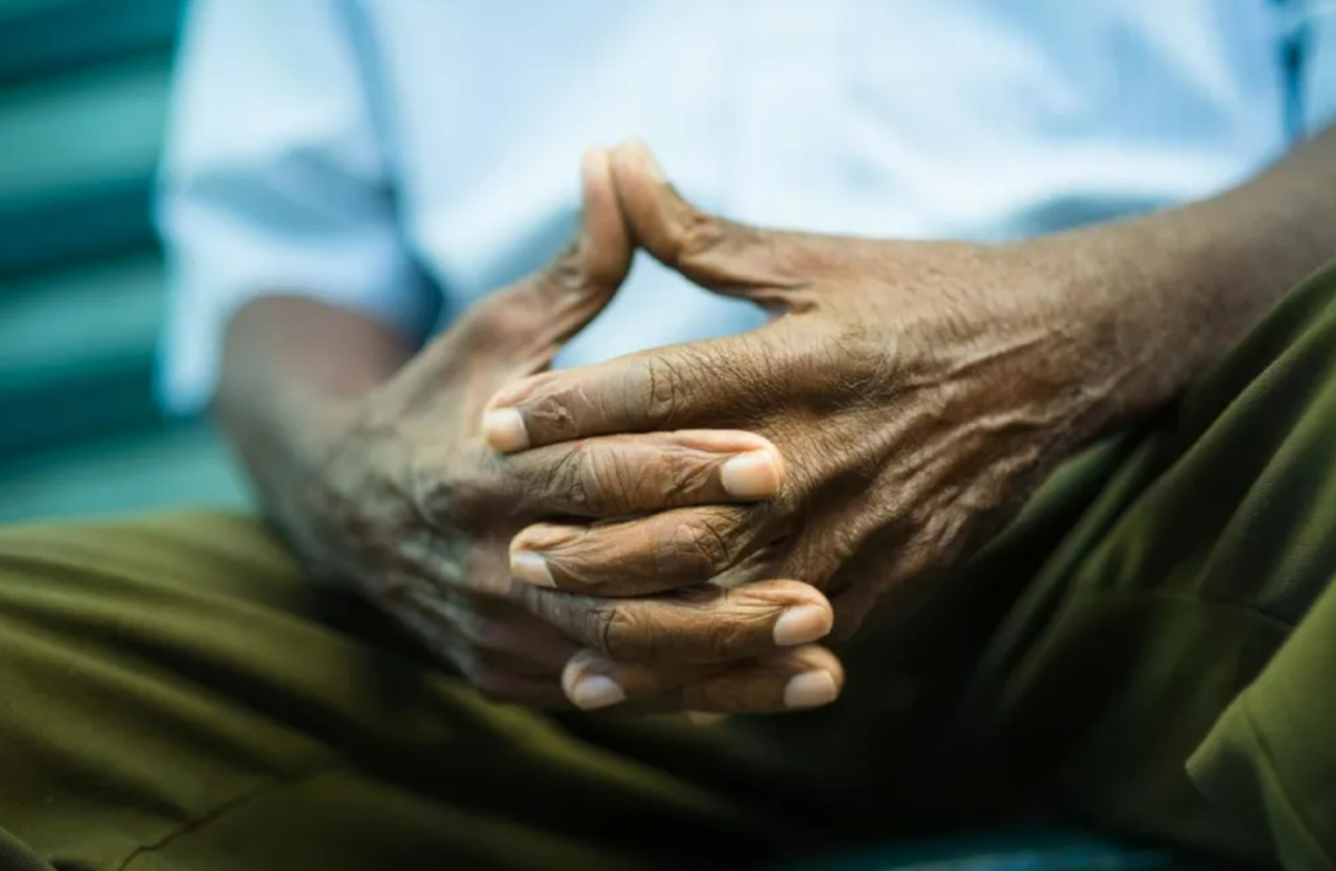mãos de pessoa negra idosa