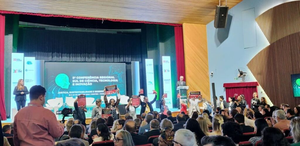 Governo faz proposta para professores. Técnicos terão mesa de negociação no dia 21