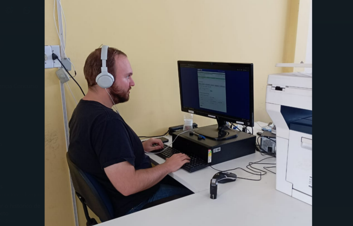 homem branco olhando para tela do computador