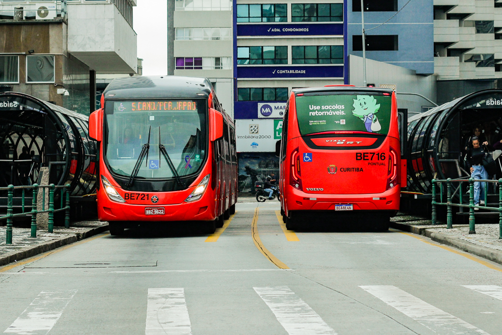 ônibus lado a lado