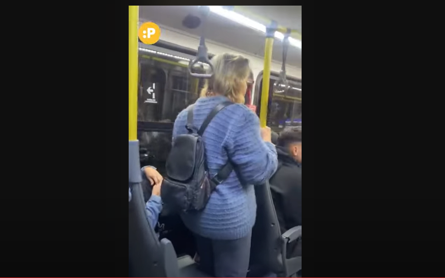 mulher branca idosa de costas
