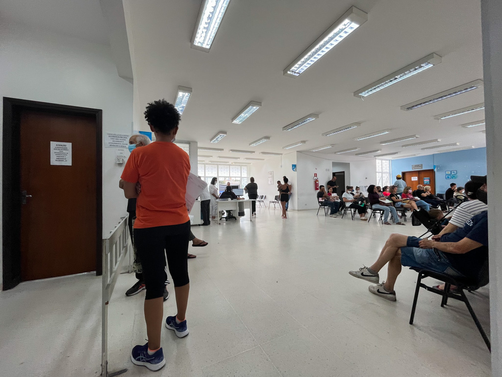 pessoas aguardando na fila
