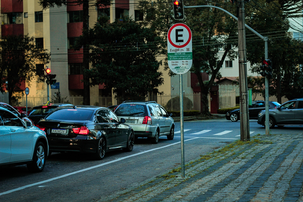 Com a perda das vagas regulamentadas, quem estacionar na Avenida Silva Jardim pode ser multado. I Foto: Tami Taketani / Plural