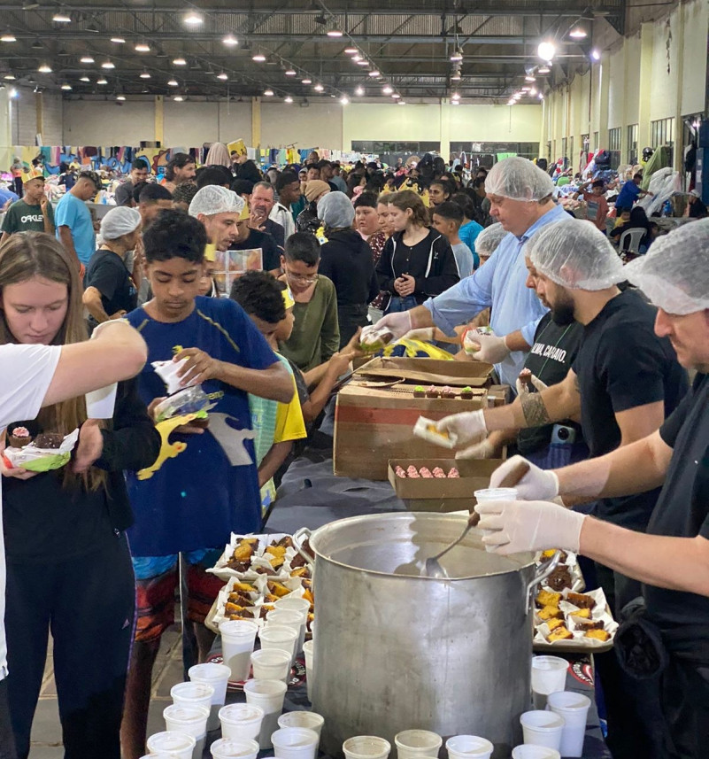 pessoas recebendo alimentos