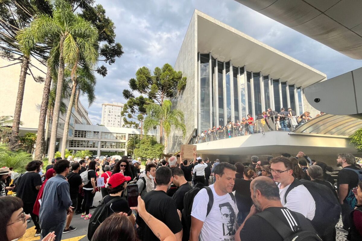 Após professores da rede estadual ocuparem a Alep para acompanhar votação de projeto que privatiza escolas do Paraná, votação deve ser feita online. Foto: Tami Taketani / Plural