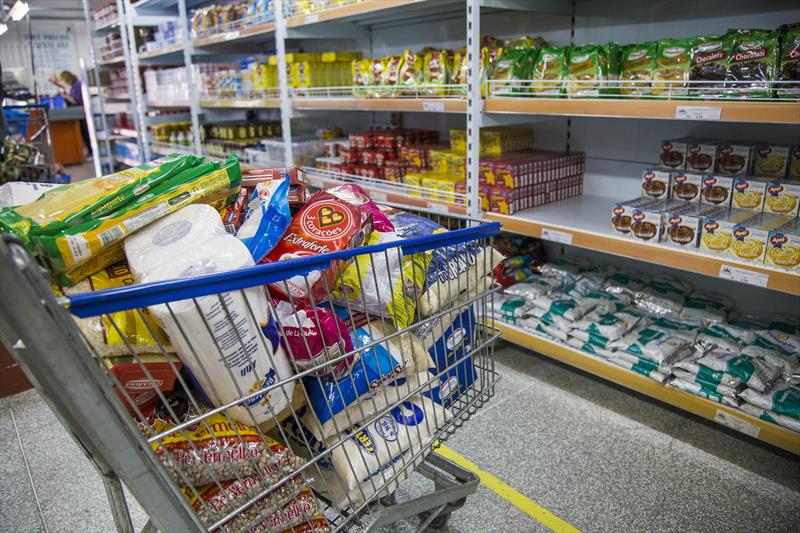 comida dentro de carrinho de supermercado