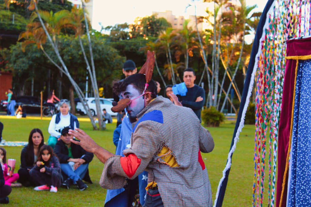 Mostra Atinj -Circo Teatro Sem Lona apresenta "As Aventuras do Lobo Mau" na Mostra Atinj. (Foto: Reprodução do site da companhia teatral/Divulgação.)