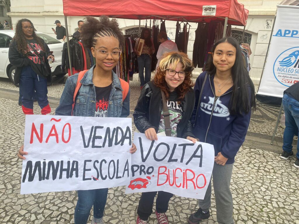 pessoas brancas sorrindo