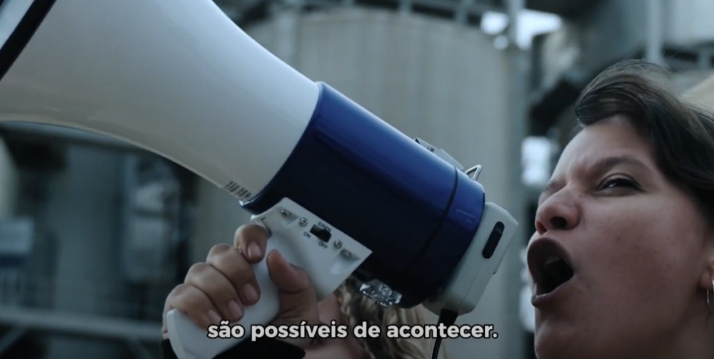 mulher branca com megafone