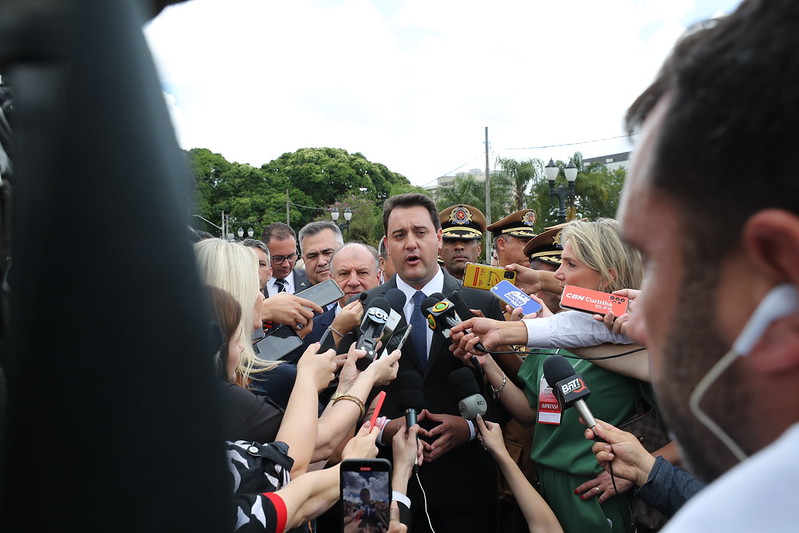 Ratinho Jr. é entrevistado por jornalistas