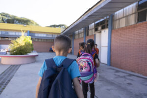 crianças em escola