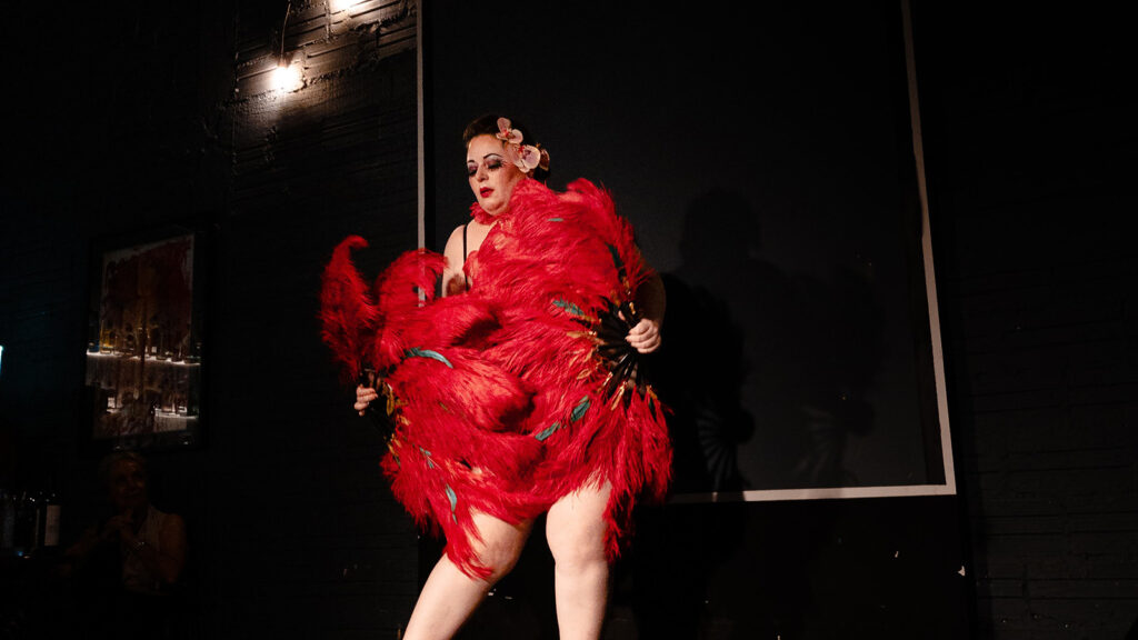 Miss G faz temporada com show burlesco "Baderna" no Teatro Cleon Jacques. (Foto de: Giuliano Fornek/Divulgação)