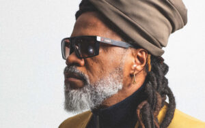 Ainda existem ingressos à venda para o show de Carlinhos Brown com Orquestra à Base de Sopro na 40ª Oficina de Música de Curitiba. (Foto de: Roncca/Divulgação)