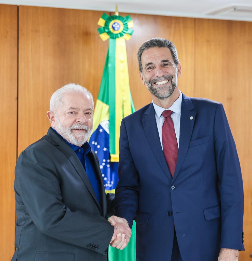 Lula e Enio apertando as mãos