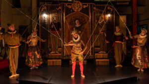 “GAG – Uma livre adaptação de Heinrich von Kleist sobre o Teatro de Marionetes” é a terceira produção dirigida por Gabriel Villela para o Centro Cultural Teatro Guaíra. (Foto de: Vitor Dias/Divulgação)