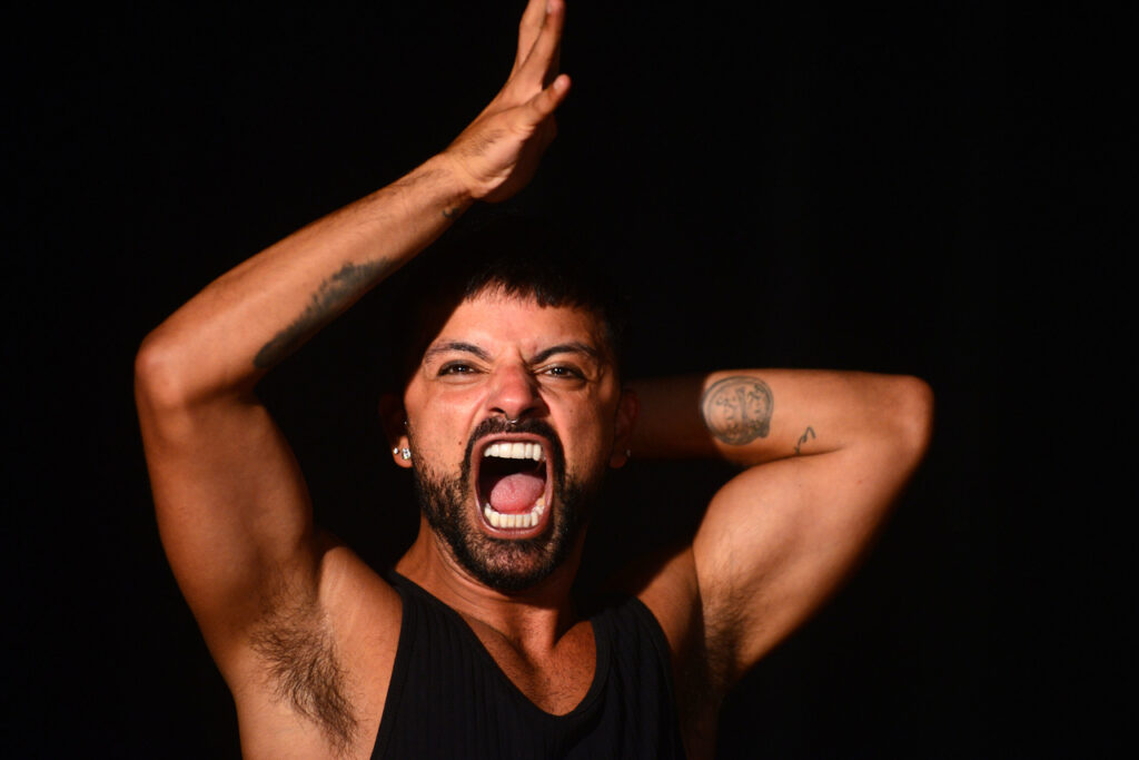 "Ilíada em Libras - Canto I" estreia temporada com sessão lotada