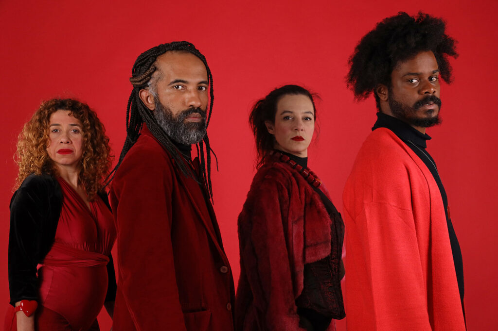 Catharine Moreira, Marcel Malê, Helena de Jorge Portela, e Lucas dos Santos do elenco de "Língua em Revista". (Foto de: Elenize Dezgeniski/Divulgação)