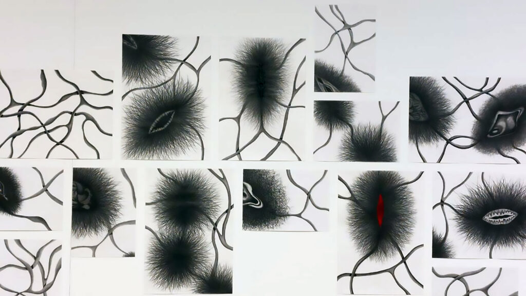 Obra "Série Soterro Enquanto eles creciam II" de Juliana Notari, em exposição no MON