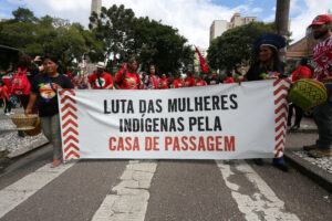 mulheres seguram faixa de protesto