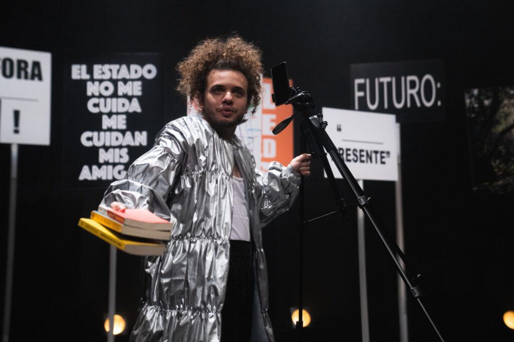 Ator Nathan Milléo Gualda em cena do espetáculo "Juventude". (Foto de: Rafael Saes/Divulgação)