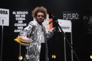 Ator Nathan Milléo Gualda em cena do espetáculo "Juventude". (Foto de: Rafael Saes/Divulgação)