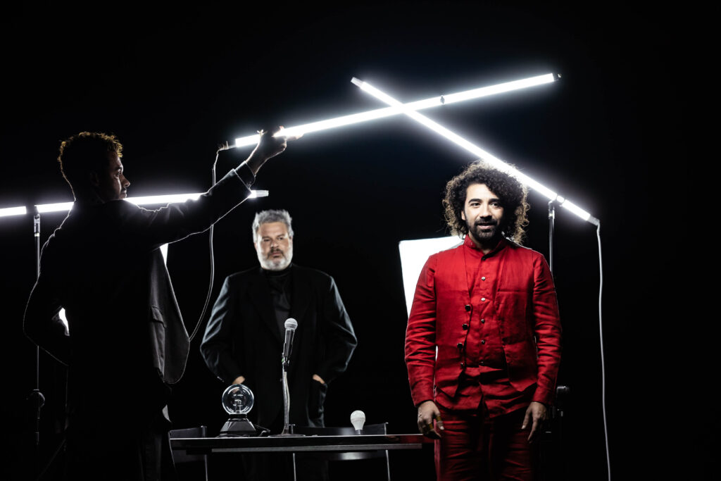 Augusto Ribeiro, Fernando de Proença, e Diego Marchioro, em cena da peça de teatro “O universo está vivo como um animal”. (Foto de: Renato Mangolin/Divulgação)