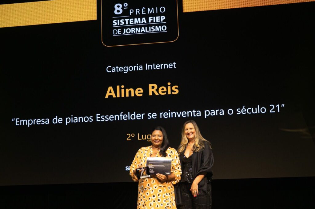 Aline Reis recebe prêmio na Fiep. Foto: Gelson Bampi