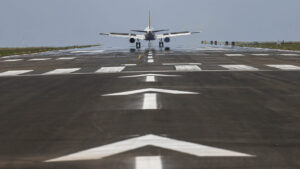pista do aeroporto e avião