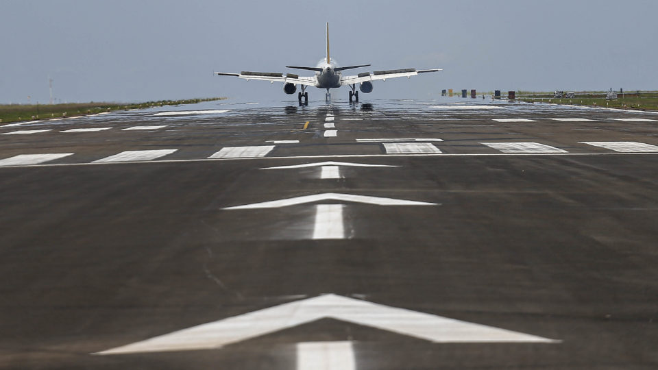 pista do aeroporto e avião