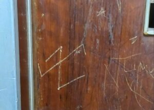 simbolo nazista em uma porta