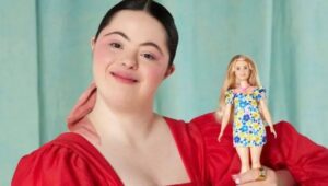 mulher branca com down segura boneca barbie