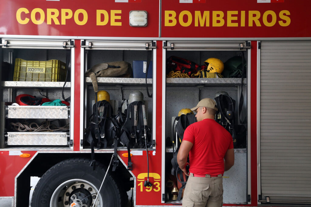 Trabalhador sofre acidente com elevador e tem ferimentos graves em escola de Curitiba