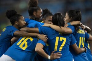 jogadoras de futebol abraçadas