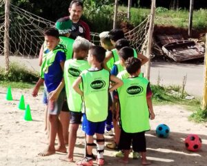 meninos treinando no campinho